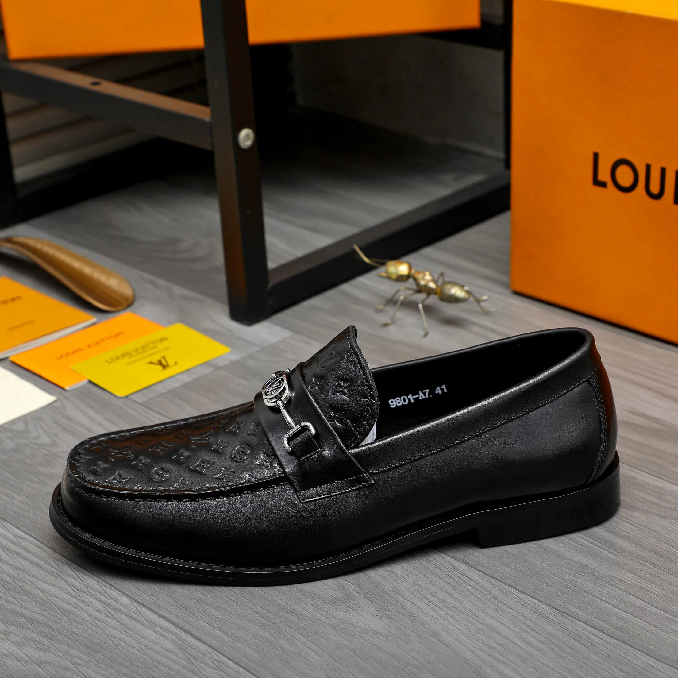 Men's shoes 💰p460 Product trademark: LV (Louis Vuitton) business slip-on leather shoes. Regular size: 38-45 (45 is custom-made and non-returnable) Product materials: Selected high-quality embossed cowhide upper, cowhide lining, original rubber outsole